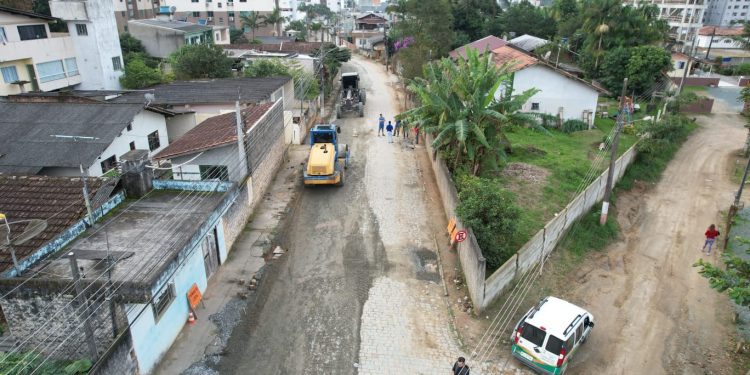Rua Santo Antônio recebe pavimentação asfáltica