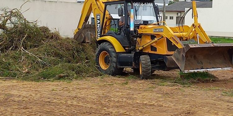 Fundação do Meio Ambiente de Camboriú promove a limpeza de 200 terrenos baldios