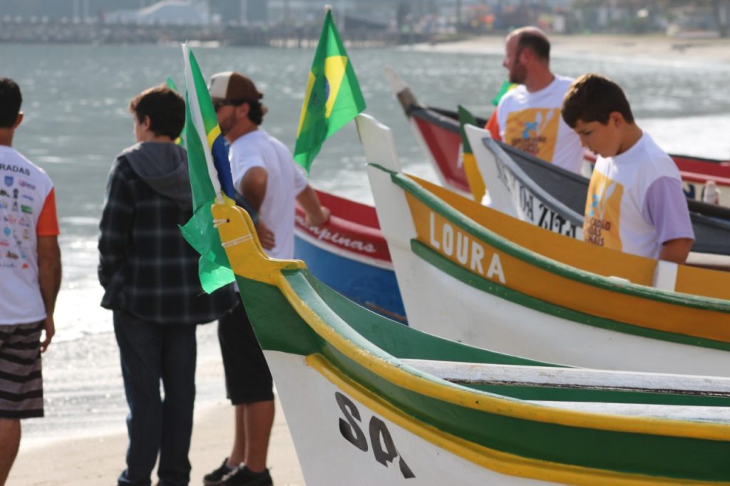 Pescadores confraternizam no Arrancadão de Canoas Artesanais domingo