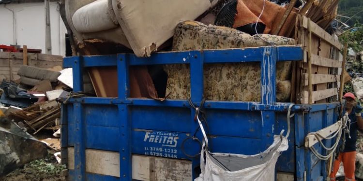 Obras de Camboriú intensifica ações de limpeza nas vias da cidade