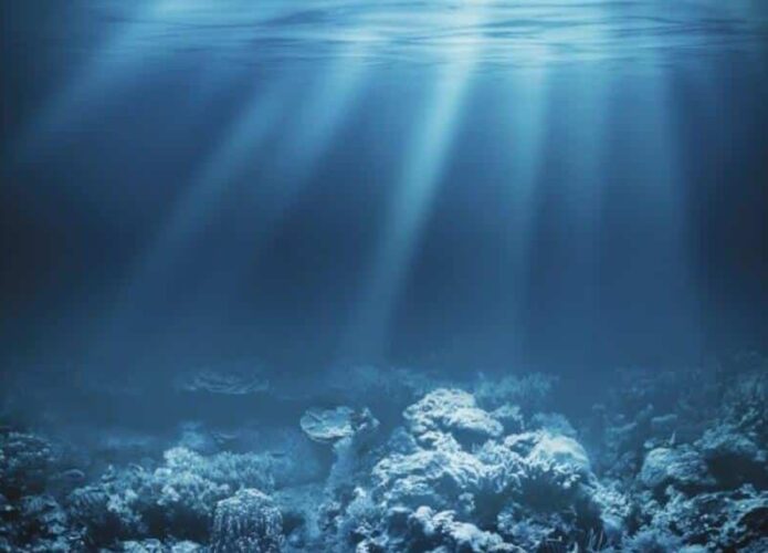 Falta de infraestrutura de saneamento é uma das principais vilas da poluição dos oceanos no Brasil