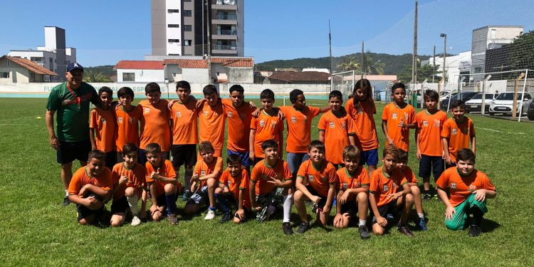 FME de Camboriú inicia treinos da escolinha de futebol no Estádio Robertão