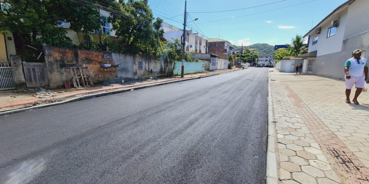 Ruas Monte Nevada, Monte Lucânia e Monte Frade Macaé recebem asfalto