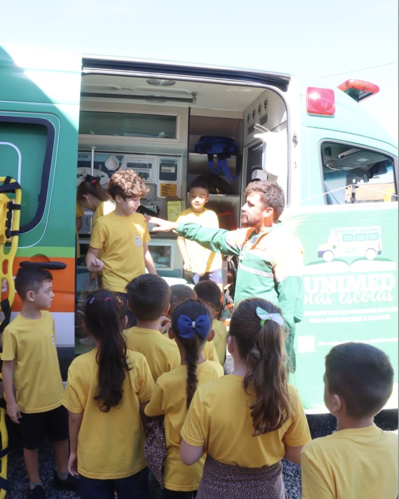 Unimed Litoral comemora o aniversário de Itajaí levando ensinamentos de primeiros socorros a duas escolas da cidade