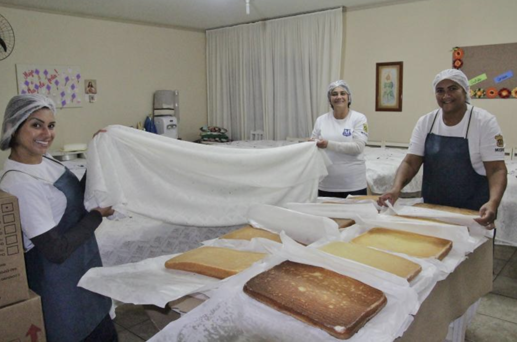 Bolo dos 163 anos de Itajaí é preparado por equipe composta por 30 pessoas