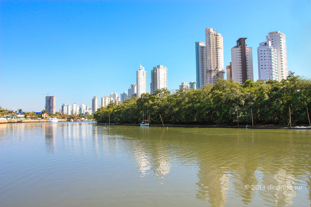 Esgoto no rio pode causar impactos na saúde e na economia de Camboriú