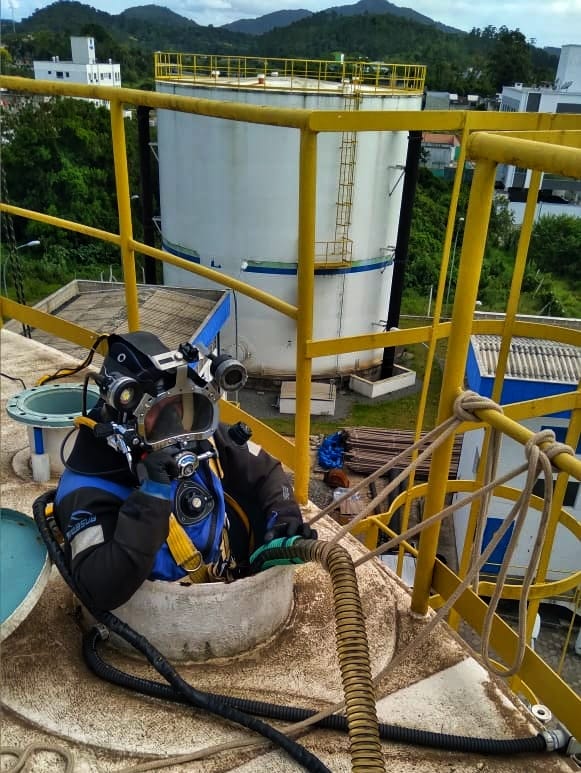Mergulhadores especializados garantem a limpeza dos reservatórios da Águas de Camboriú