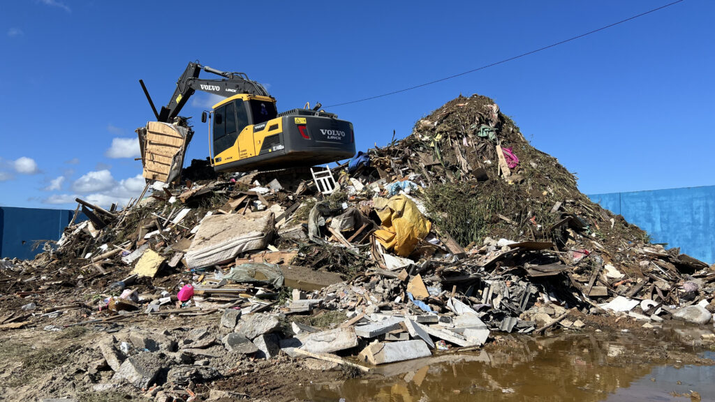 Mutirão de limpeza em Itajaí retorna a Cordeiros e Murta para recolhimento de entulhos