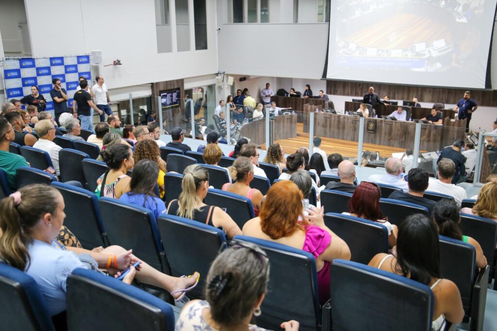 Câmara de Balneário Camboriú aprova pacote tributário em meio a protestos