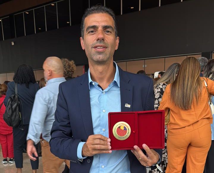 Camboriú recebe medalha de ouro por boas práticas em alfabetização