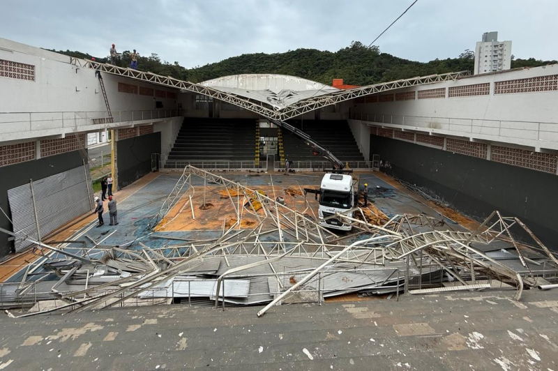 Obras no Ginásio Ivo Silveira avançam com mais da metade do telhado já removido