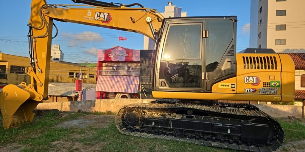Prefeitura de Camboriú adquire escavadeira hidráulica com investimento próprio