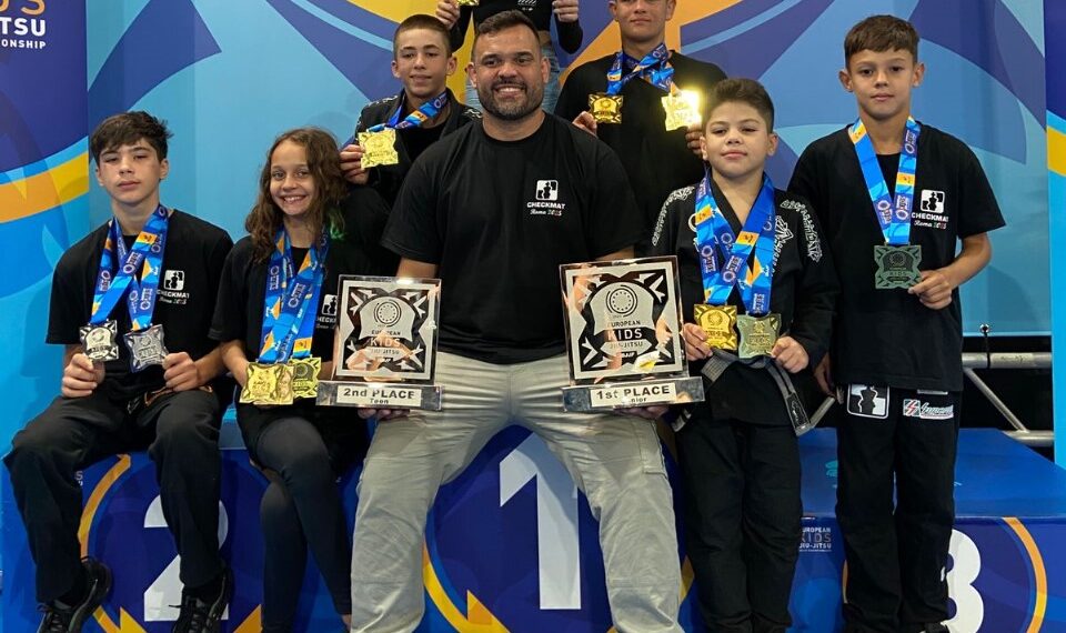 Equipe de jiu-jitsu de Camboriú conquista medalhas e troféus na Itália