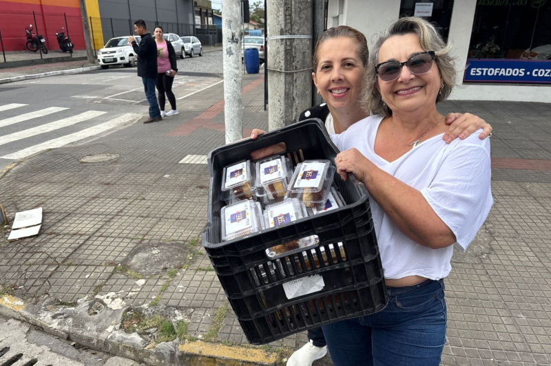 Bairros de Itajaí recebem fatias de bolo em celebração aos 165 anos da cidade