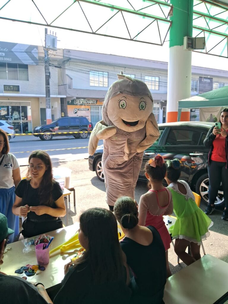 Dia D da Campanha do Agasalho entrega peças de roupas durante evento em Camboriú