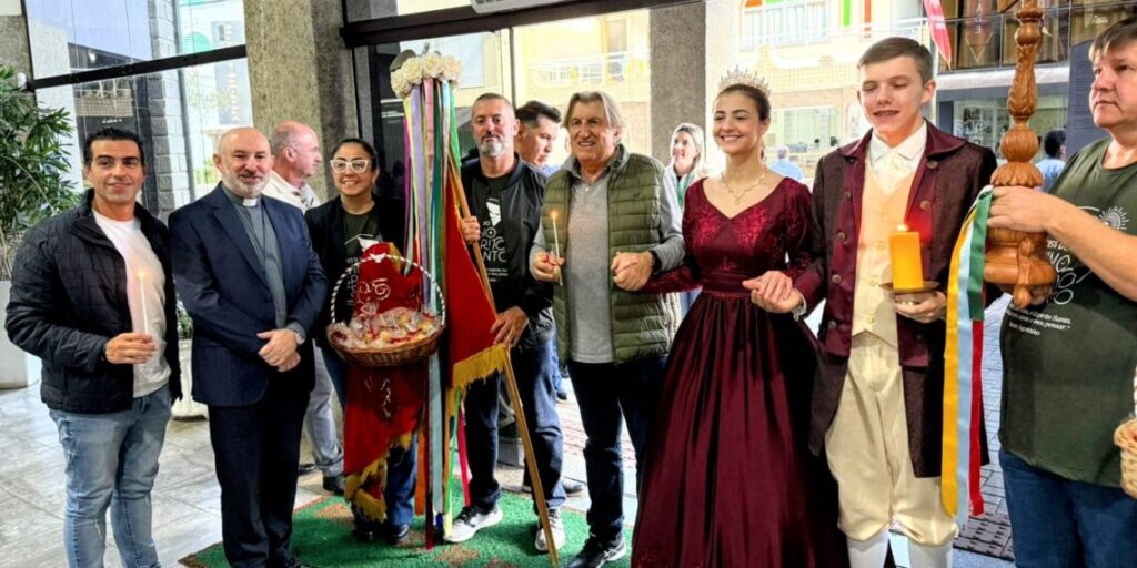 Festa do Divino é aberta oficialmente com visita do cortejo à Prefeitura de Camboriú