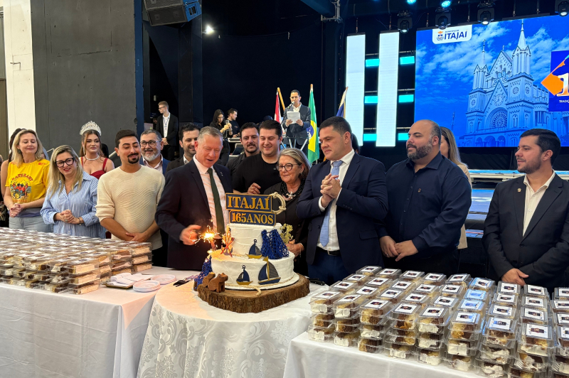 Bolo dos 165 anos de Itajaí chega às comunidades com mais de 14 mil fatias distribuídas