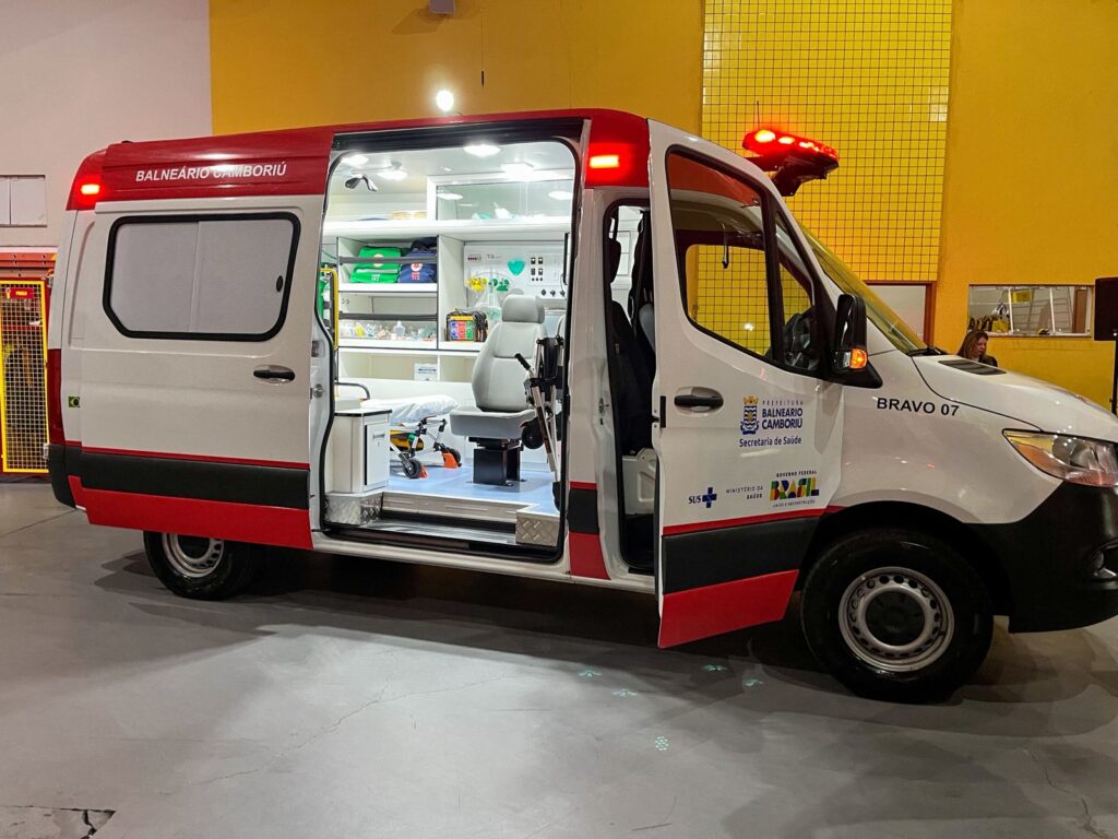 Saúde reforçada: Samu de BC recebe duas novas ambulâncias e novos equipamentos