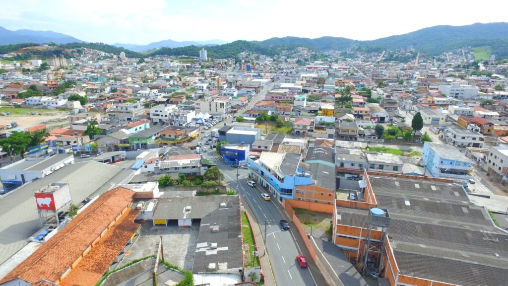 Expansão da rede de esgoto transforma praias e o mercado imobiliário em Santa Catarina