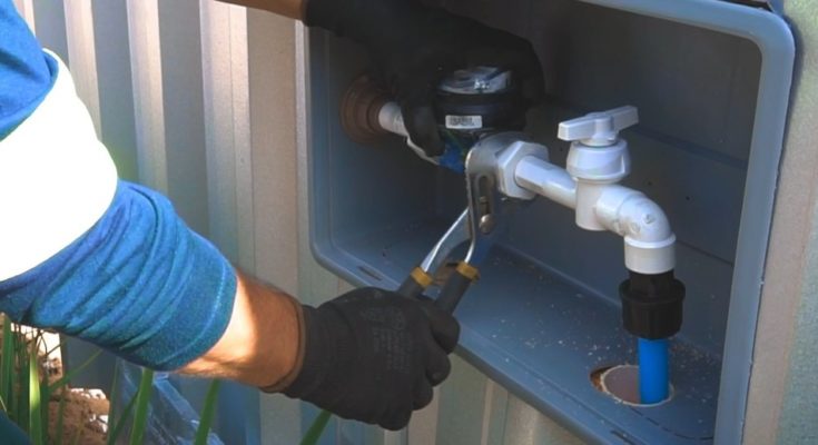 Águas de Camboriú orienta sobre a instalação da caixa padrão