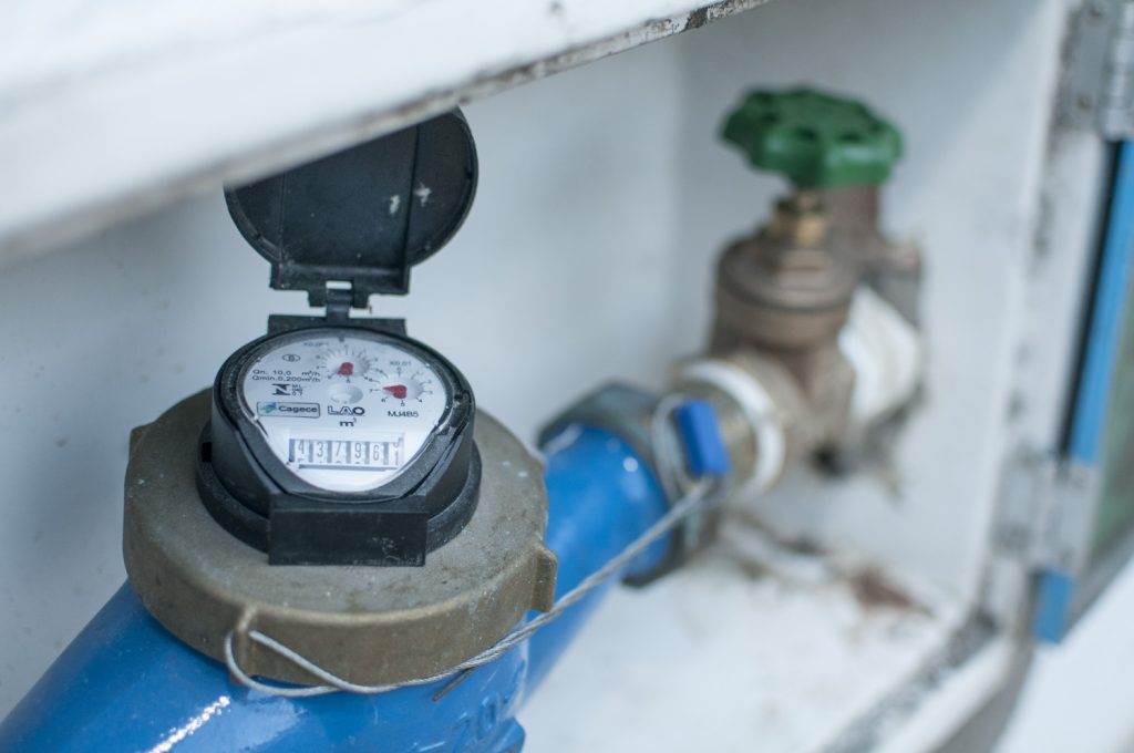 Águas de Camboriú orienta sobre caixa padrão e animais domésticos durante trabalho de leituristas