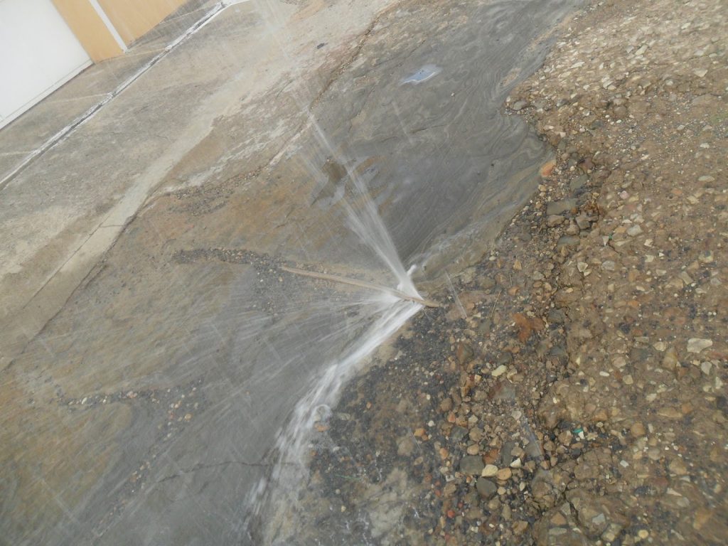 Comunicar vazamentos à Águas de Camboriú é simples e ajuda a evitar falta de água