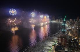 Mais de um milhão de pessoas celebram a virada do ano em Balneário Camboriú