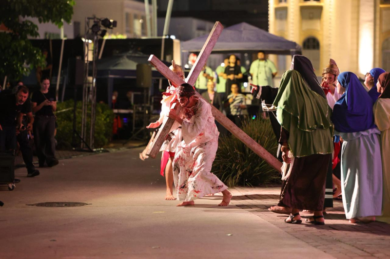 Encenação da Paixão de Cristo emociona público no Centro de Itajaí