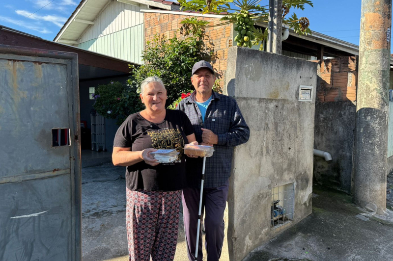 Itajaí distribui bolo de aniversário nos bairros e zona rural durante o fim de semana