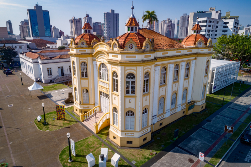 Museu Histórico de Itajaí recebe exposição dedicada aos escritores que moldaram a cultura local