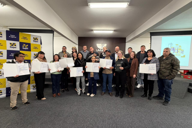 Dez famílias do Nova Divinéia recebem matrículas e títulos de propriedade em Itajaí