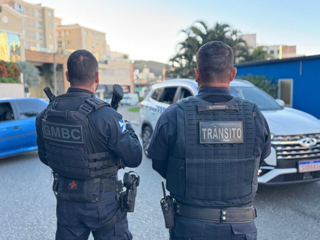 Veículo com placa adulterada é apreendido durante operação de segurança em Balneário Camboriú