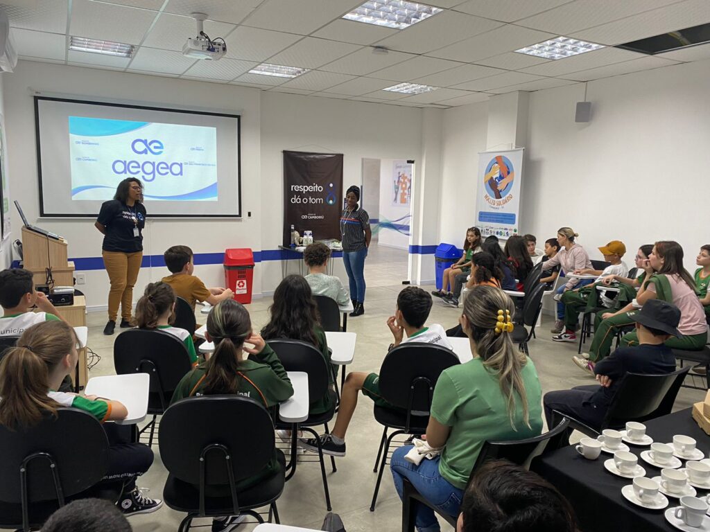 Ação educativa aproxima comunidade do saneamento por meio do programa Portas Abertas em Camboriú