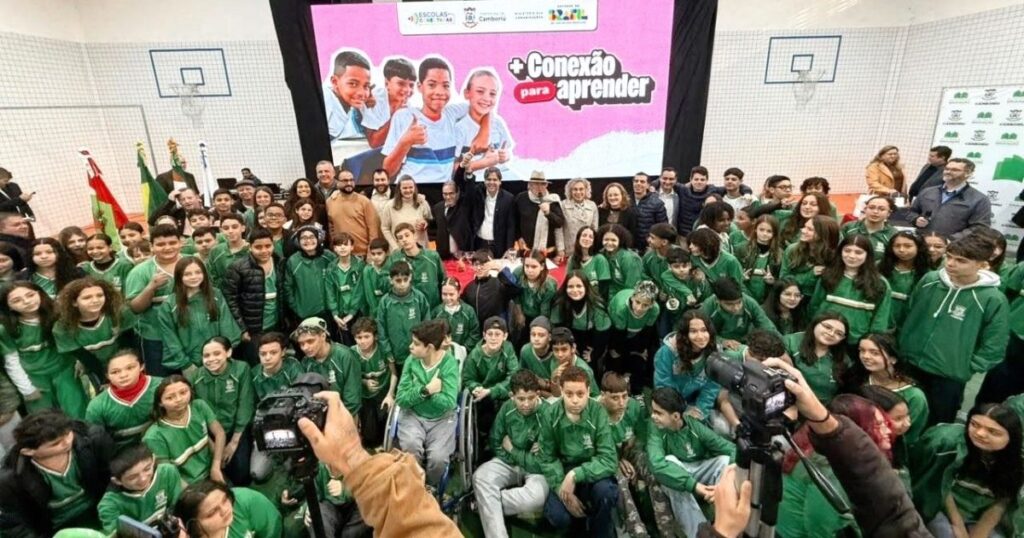 Ministro das Comunicações inaugura laboratório de informática e entrega 35 computadores em Camboriú