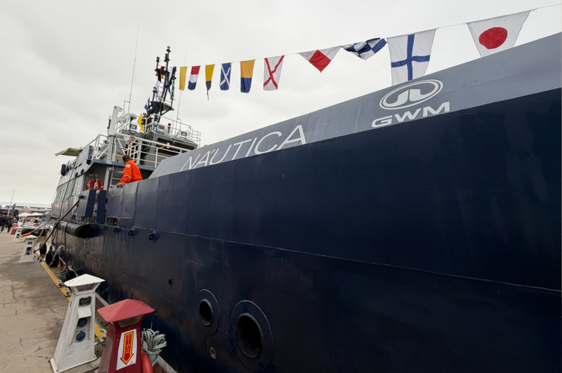 Barco movido a hidrogênio atracado em Itajaí sedia painel sobre impacto da The Ocean Race
