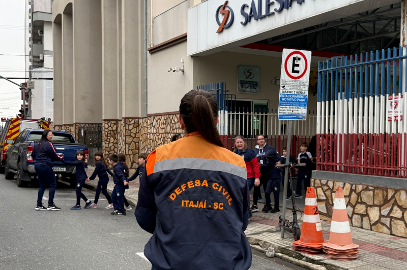Simulado de evacuação mobiliza mais de 700 alunos no Colégio Salesiano de Itajaí