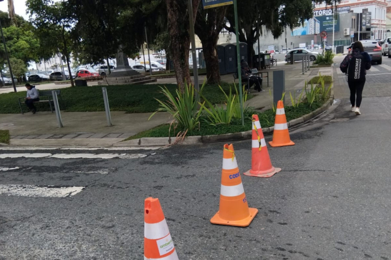 Maré alta interdita ruas do Centro de Itajaí e fenômeno deve se repetir no fim de semana