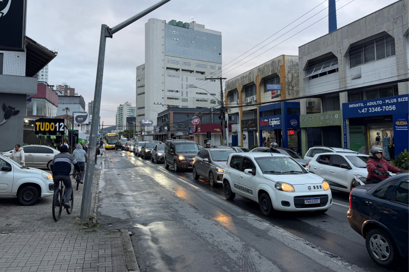 Obras de reurbanização restringem estacionamento na Avenida Sete de Setembro em Itajaí