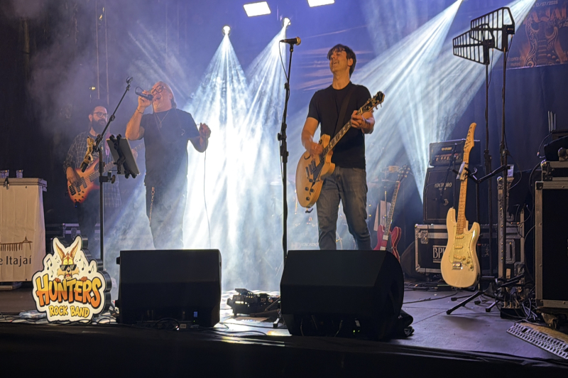 Itajaí Rock Concert tem primeira noite agitada mesmo sob frio e chuva