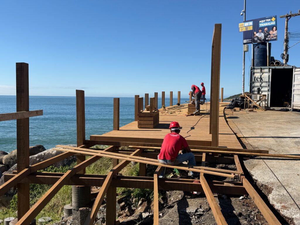 Instalação do assoalho no deck da Praia de Taquarinhas é iniciada em Balneário Camboriú