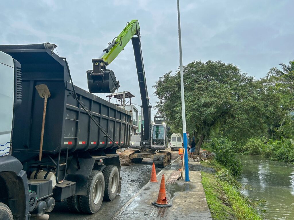 Mutirão retira 28 caminhões de resíduos do Rio Peroba em menos de 20 dias
