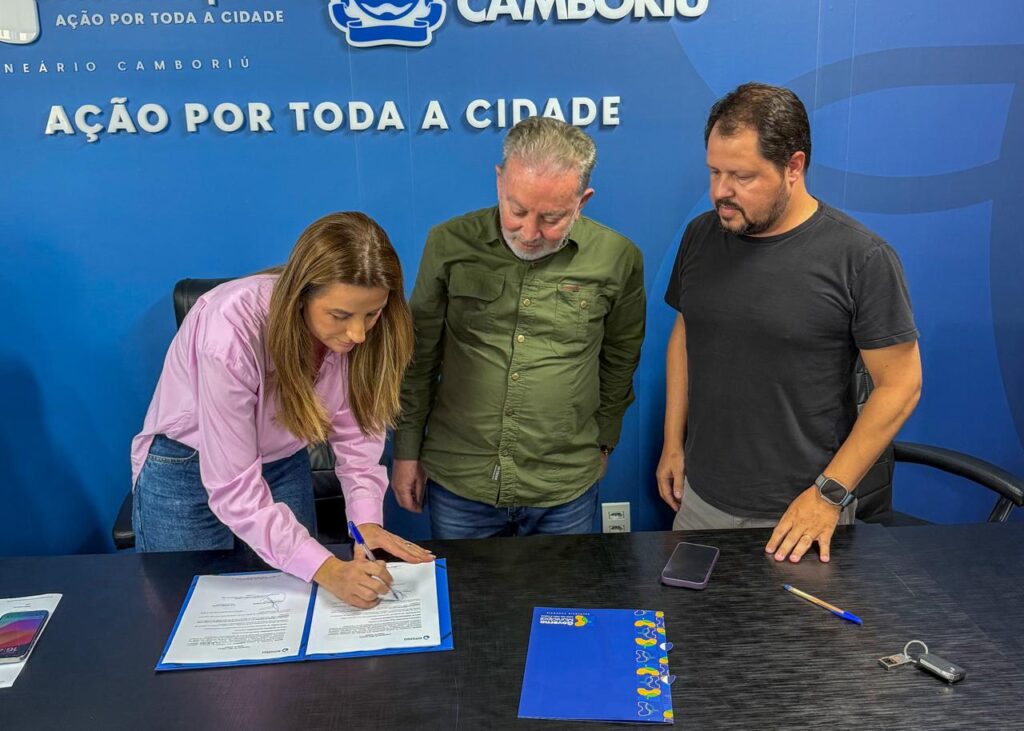 Contratos para desassoreamento do Rio das Ostras são assinados em Balneário Camboriú