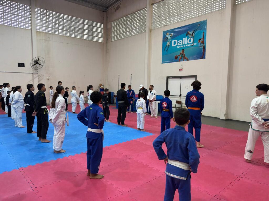 Mestre Hélio Soneca leva aula de Jiu-Jitsu de alto nível para jovens de Itapema
