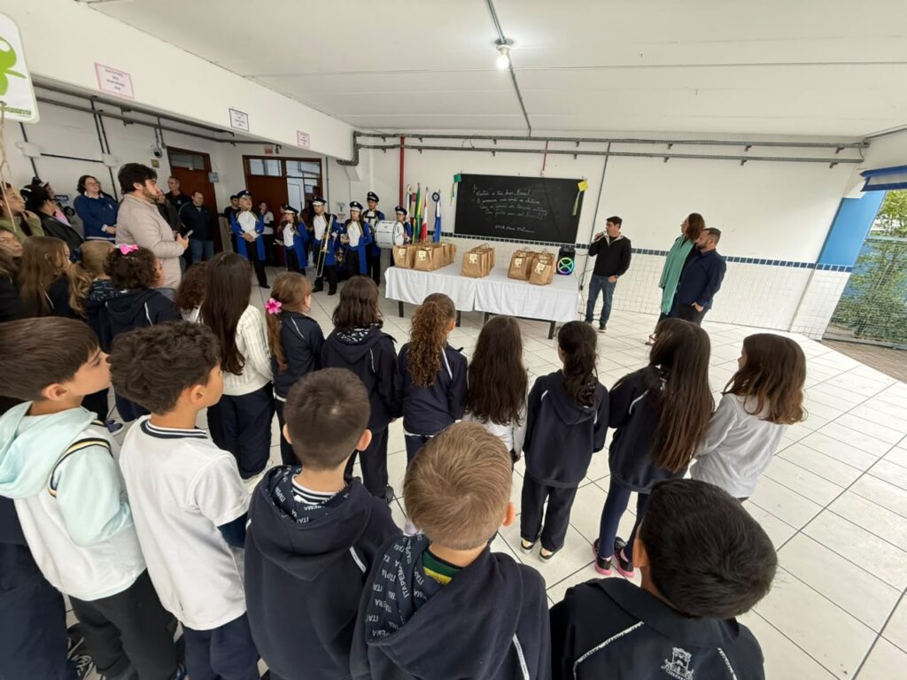 Itapema entrega uniformes personalizados para servidores da rede municipal de ensino