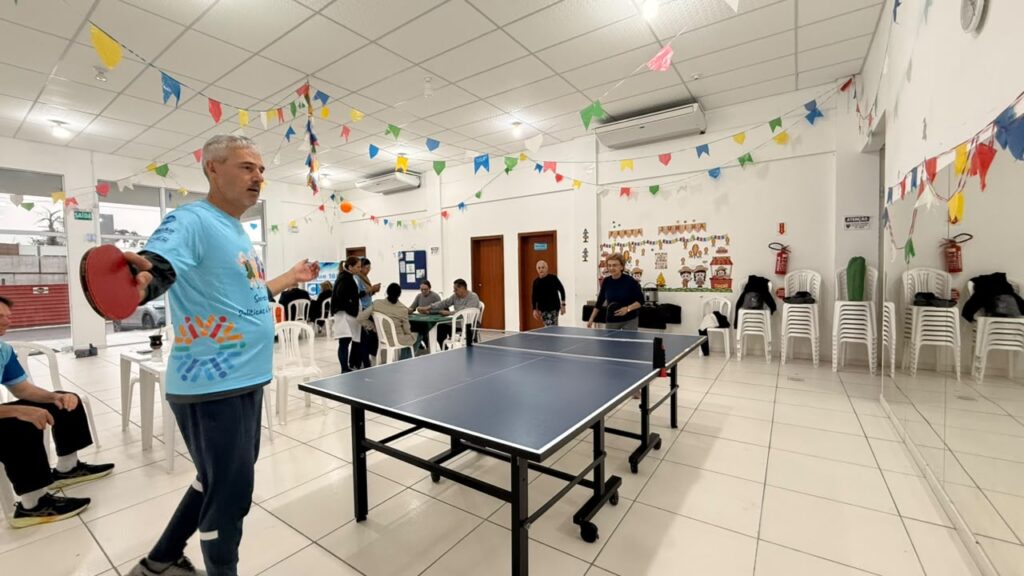Itapema oferece tênis de mesa e jogos de cartas gratuitos para idosos