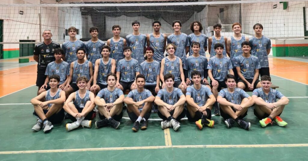 Camboriú retoma voleibol masculino após 25 anos e reúne 255 jovens nas escolinhas