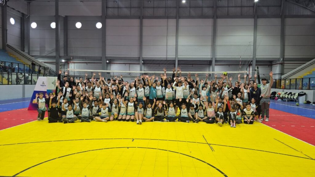 Festival reúne 120 jovens nas escolinhas de vôlei de Itapema