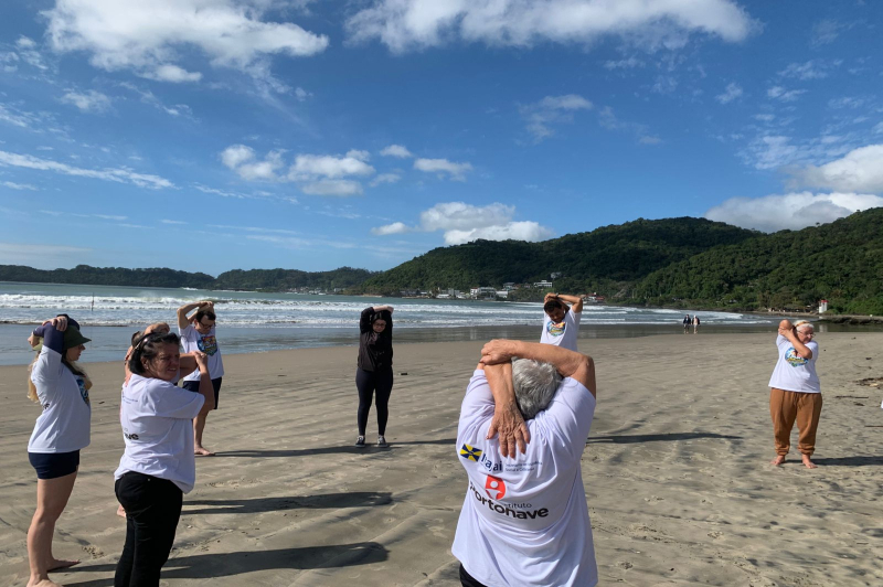 Idosos participam de atividades de surf adaptado na Praia da Atalaia