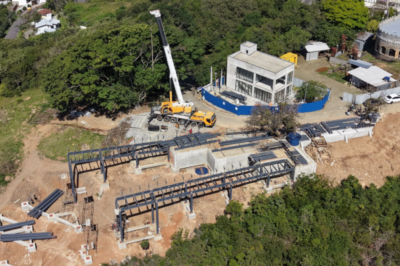 Novo deck do Morro da Cruz avança com montagem da estrutura metálica